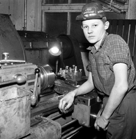 Ung fabriksarbetare på Näfveqvarns bruk 1959