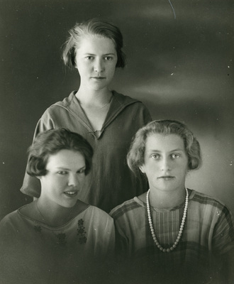 Porträtt på Anna Enström med två kamrater