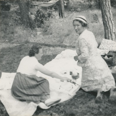 Eivor Gemzell och Anna Eklöf har picknick