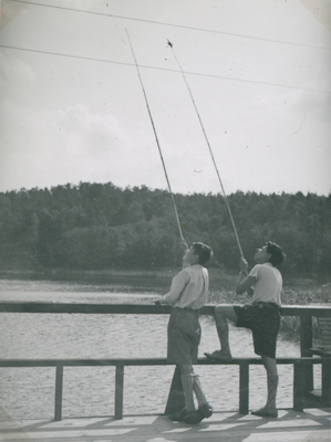 Två pojkar fiskar i Saltsjöbaden år 1940
