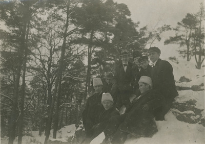 Gruppfoto på unga män i skogen