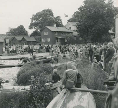 Folksamling och båtar vid strand, Strängnäs