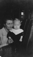 Karl Johan Nilsson med sin mor Agnes omkring 1917