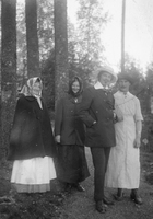 Utklädda ungdomar, sannolikt under fastlagen i Närke omkring 1915-1920
