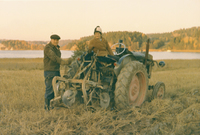 Greta Jansson på traktorn vid Stäket i Sorunda socken med maken Knut bredvid, 1960-talet