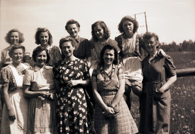 Gruppfoto med tio kvinnor utomhus