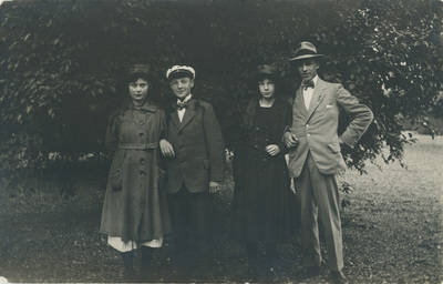 Gruppfoto av unga män och kvinnor, 1910-tal