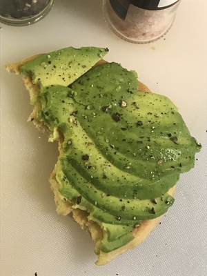 En frukostmacka med avokado