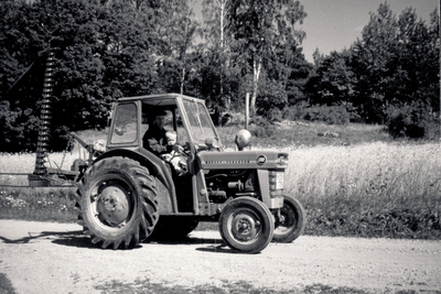 Ragnar i traktorn ca 1974