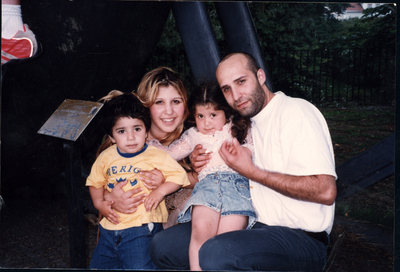 Familjefoto med Hisham Bahlo, hans systrer och föräldrarna Samah och Fadi