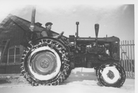 Knut Jansson på traktorn vid Stäket i Sorunda socken omkring 1960