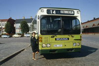 Chaufför kliver på bussen i Katrineholm, slutet 1980-tal