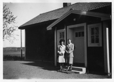 Ingrid Lindberg med systerdottern Inga Britt, Tibble i Skultuna 1945