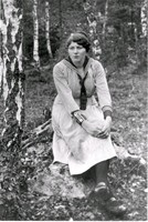 Kvinna sittande på sten.