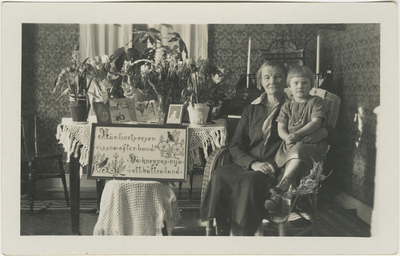 Kvinna och barn bredvid bord med blommor