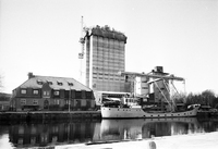 Tullkammaren och silon under byggnad i Nyköpings hamn, 1962