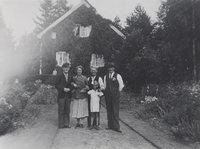 Karl Johan, Glory, Hilmer, Agmar, Lillan poserar framför ett hus