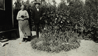 Äldre par i trädgården, möjligen Anna Johanssons föräldrar
