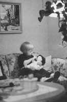 Gudrun 3 år och dockan i soffhörnet 1954