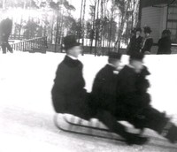 Tre män och en kälke, vinter vid Ökna säteri i Floda socken, 1890-tal