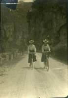 Grete Stötting och Emelie på cykel mellan Waidbruck och Bozen, juni 1905