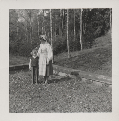 Gun Isaksson i Tovadräkten med sonen Björn omkring 1960.