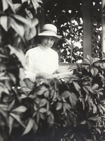 Hanna Palme (1861-1959) på verandan till Ånga gård