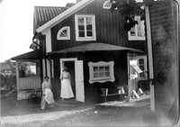 Kvinnor vid köksingången, sannolikt vid Kristineberg, Oxelösund