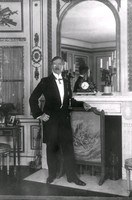 Bernhard Österman i sitt hem framför den öppna spisen med broderad eldskärm.
