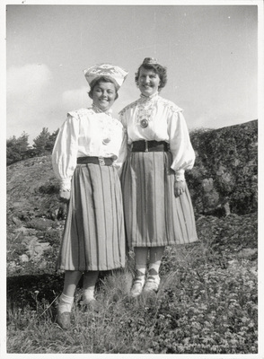 Tvillingsystrarna Erna och Linda i estnisk folkdräkt, ca 1944