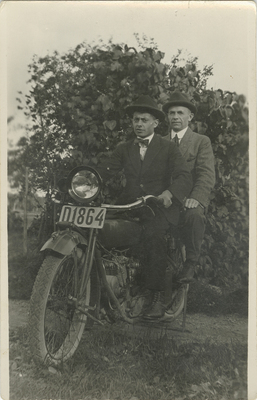 Två män på motorcykel