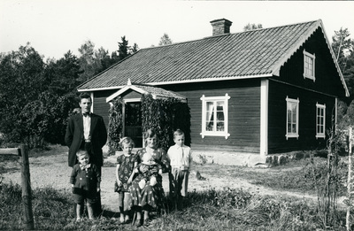 Familjen Ernst och Linnea Edlund, Mariedal. Barn f.v. Sven, Lilly, Viola, Karl.