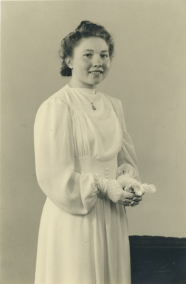 Porträtt på en ung kvinna i vit klänning