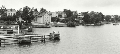 Utsikt åt västnordväst från Tosteröbron mot kv Färjan och Klostret i Strängnäs