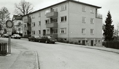 Dörren till Klosterg. 26 i Strängnäs, som två små pojkar försöker öppna.