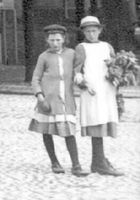 Barn vid Nicolaikyrkan i Nyköping år 1919