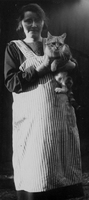 Jungfrun Margit med Aurore Holmbergs katt på 1920-talet