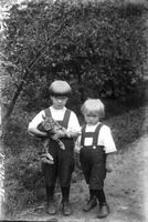 Bröder med en katt, 1920-tal