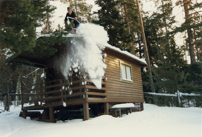 Man skottar snö på tak, 1987