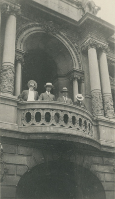Fyra män på en balkong