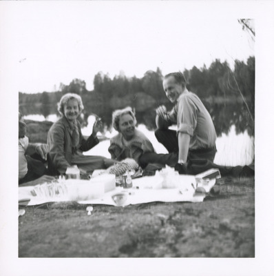 Lärare från Solbacka Läroverk och sina makar på en picknick vid Kyrksjön i Stjärnhov, 1950-tal