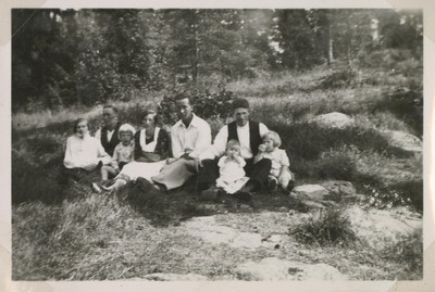 Gruppfoto hos Aina och Georg, Nynäs 1937