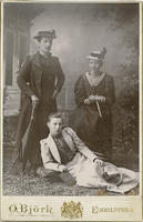 Foto Bertha Frisch, Greta Söderblom och Hildegard Aspelin, sommaren 1894