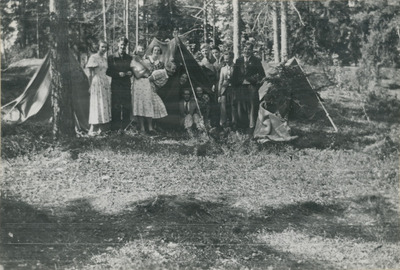 Grupporträtt i skogen, 1930-tal