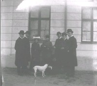 Sällskap med hund vid Ökna säteri i Floda socken, 1890-tal