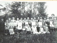 Lärarinnan fröken Ada Funke med skolklass, småskolan vid Berga, 1910