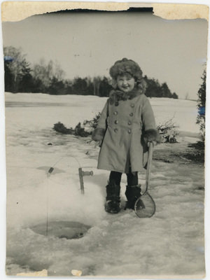 En flicka fiskar på isen