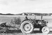 Knut Jansson på traktorn som drar såmaskinen vid Stäket i Sorunda socken 1960