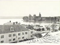 Hotellet i förgrunden till Gripsholms slott