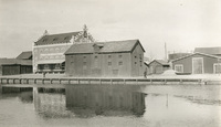 Hamnen i Nyköping, med Storhusqvarn och förrådsbyggnader år 1915